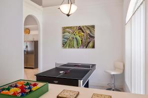 VILLA LAS PALMAS Beautiful Fenced-in Pool Home with Spa- Sleeps 8 - 4hvězdičkové hotely ve městě Flagler Beach