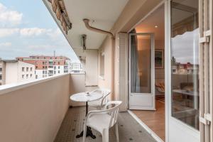 Appartements Joli appartement avec balcon et vue sur la ville : photos des chambres