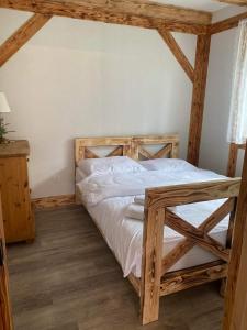 Różany Domek w lesie przy jeziorze w Kaszubskiej Wenecji na Gwizdówce