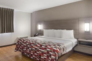 Deluxe King Room Non-Smoking room in Red Roof Inn & Suites Brunswick I-95