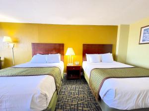 Queen Room with Two Queen Beds - Disability Access -Oceanfront - Balcony room in Ocean Holiday