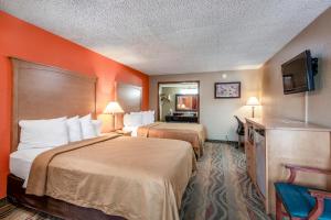 Deluxe Queen Room room in SureStay Hotel by Best Western Salina