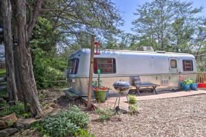 Mtn-View Vintage Airstream with Shared Fire Pit