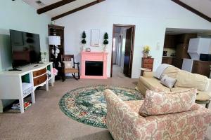 Large 1 BR Cottage, KING BED on the Lake