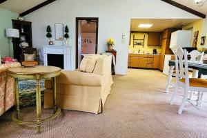 Large 1 BR Cottage, KING BED on the Lake