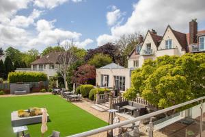 Marine Parade, Penarth, CF64 3BG, Wales.