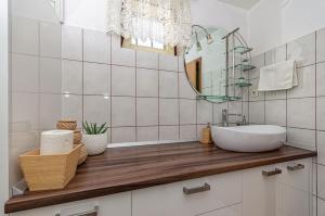 House Rose in center