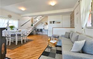 2 Bedroom Nice Home In Gornji Kneginec 