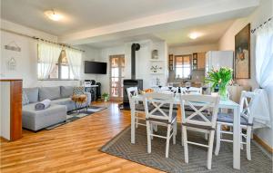 2 Bedroom Nice Home In Gornji Kneginec