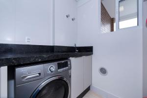 Terrazzo 402B - Apto 2 suítes em condomínio de luxo à 300 metros da Praia de Bombas