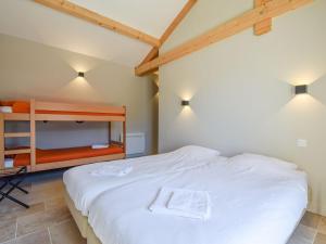 Maisons de vacances Cosy cottage in St Medard D'excideuil with pool : photos des chambres