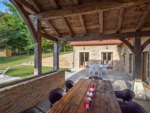 Maisons de vacances Cosy cottage in St Medard D'excideuil with pool : photos des chambres