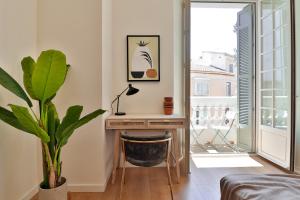 C74 - Marvelous 3 Bedroom Apartment In Historical