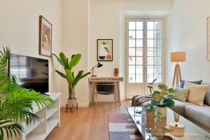 C74 - Marvelous 3 Bedroom Apartment In Historical
