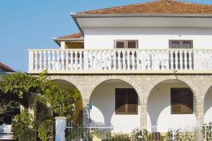 Happy Apartments, Biograd