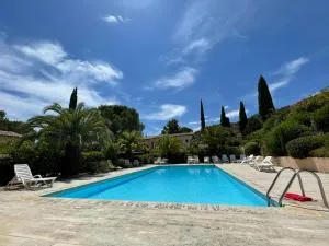 Boutique Villa with Shared Pool, Air Con, WiFi, TV - Préconil