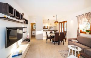 Stunning Home In Novigrad With Kitchen 