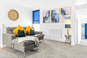 The Woodfield - stunning modern 2 bed apartment - TV in every bedroom!