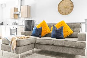 2 Bed - Modern Flat - Town Centre & Parking