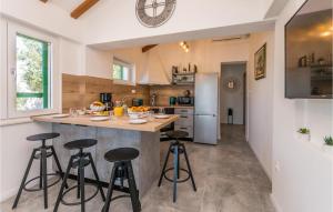 Cozy Home In Gornje Rastane With Wifi