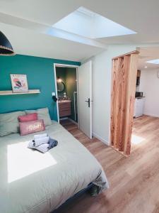 Appart'hotels LE QUAI 6 - Studio neuf CALME LUMINEUX - CLIM - WiFi - Gare a 200m : photos des chambres