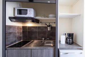 Hotels Hotel Les Rocailles : Chambre Lits Jumeaux avec Kitchenette