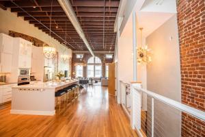 Largest Rooftop w Firepit - Vaulted LUXE Penthouse