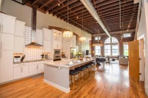 Largest Rooftop w Firepit - Vaulted LUXE Penthouse