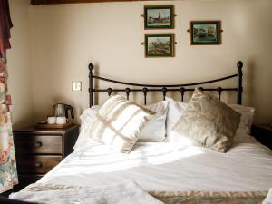 Double Room with Shared Bathroom room in Old Crown Hotel