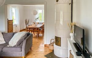 Gorgeous Home In Lyrestad With Wifi