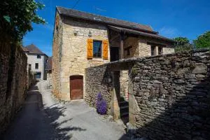 Maison en pierres au coeur du village médiéval de Villeneuve - La Capelle-Balaguier