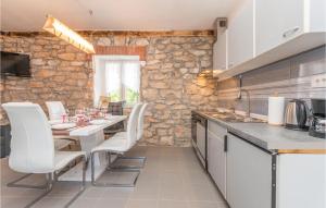 Amazing Home In Donje Rastane With Wifi 