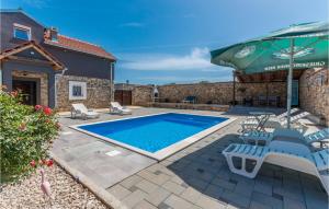 Amazing Home In Donje Rastane With Wifi 