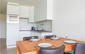 2 Bedroom Cozy Apartment In Oostende