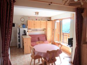 Spacieux 3 pièces avec balcon, parking et coin montagne - FR-1-573-104