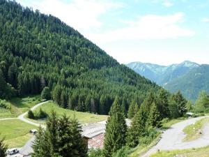 Spacieux 3 pièces avec balcon, parking et coin montagne - FR-1-573-104