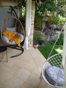 Apartment PARENZANA, little row HOUSE with big green yard in central Istria 