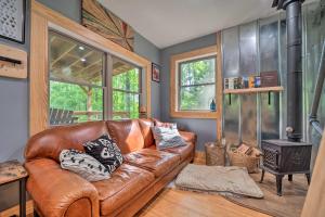 obrázek - Darling 30-Acre Cabin with Fire Pit and Balcony!