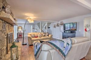 Hot Tub, Dock! Waterfront Lake Ozark Home!