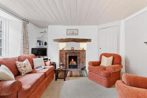 Curlew Cottage - Character Cottage with Superb River Views