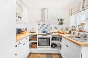 Curlew Cottage - Character Cottage with Superb River Views