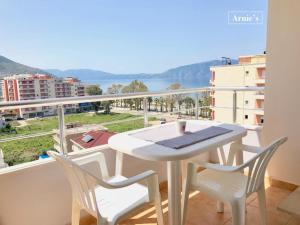 Arnies Sunny Seaside Residence