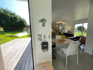 Maisons de vacances Maison 3* avec Terrasse, Confort Moderne, Proche Plages et Randonnees - FR-1-542-53 : photos des chambres