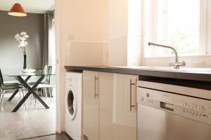 Comfortable Contractor House Gatwick: sleeps 6+