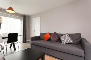 Comfortable Contractor House Gatwick: sleeps 6+