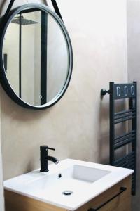 Duplex atypique rénové en plein centre du village