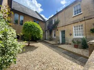 Chapel Cottage Idylic Village Holiday Home - Rudloe