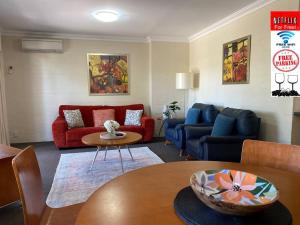 SUBI CENTRAL CLOSE CBD HOSPITALS WIFI NETFLIX WINE