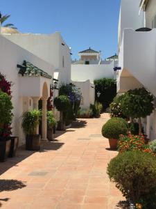 OVERLOOKING BEACH , Central, quiet, parking, swimming pool