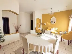 Departamento amplio con estacionamiento WiFi 300 a poquitos pasos de Catedral - Ojo Caliente